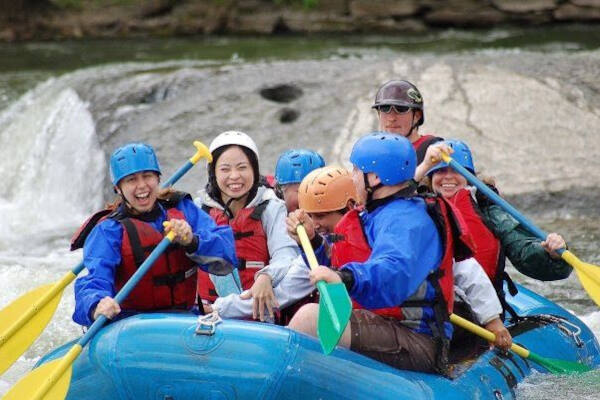 Rafters going down the Potomac River - River and Trail Outfitters